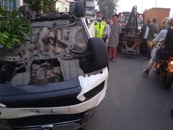 Kecelakaan Tunggal, Mobil Terbalik di Jl Daan Mogot Jakbar