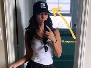 Pakai Topi Bertulisan Vote Kanye, Kourtney Kardashian Disebut Mengerikan