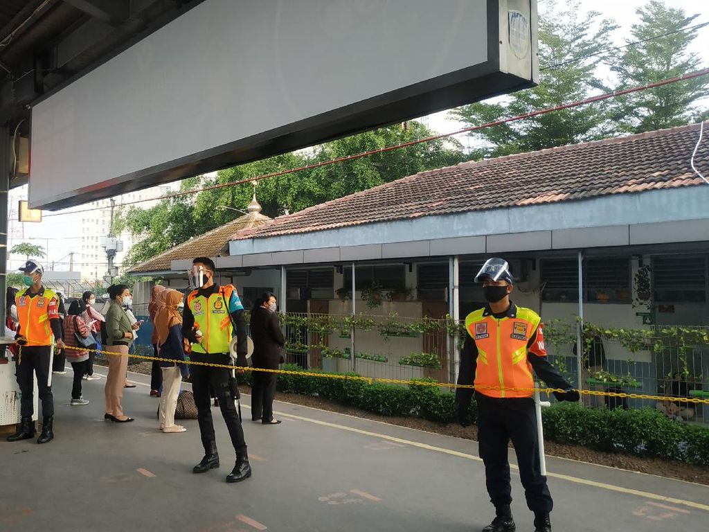 Jam Operasional KRL Normal Lagi, Antrean Penumpang Stasiun Bekasi Lancar Jam Operasional KRL Normal Lagi, Antrean Penumpang Stasiun Bekasi Lancar