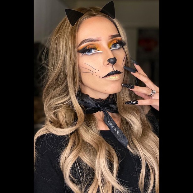 Kucing/instagram.com/dams_2018 Riasan wajah yang satu ini juga gampang untuk dikenakan karena hanya membutuhkan liner hitam, buku mata palsu dan dua eyeshadow.