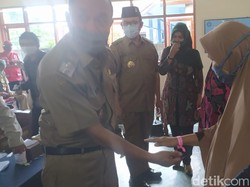 Punya Risiko Tinggi COVID-19, Lansia di Banyumas Diberi Gelang Penanda