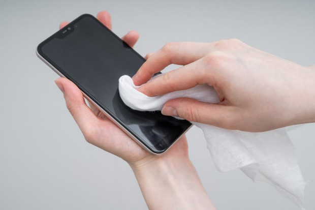 setelah menonton bioskop, segeralah disinfeksi ponsel dan barang-barang bawaan menggunakan alkohol.