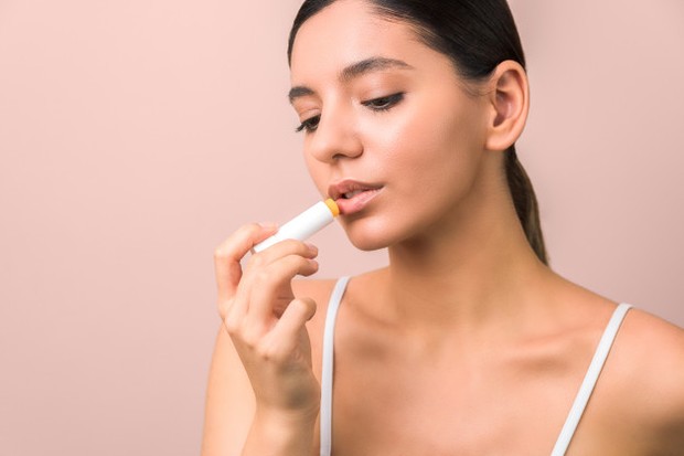 Terakhir, kamu juga perlu menggunakan lip balm untuk melindungi bibir agar enggak kering dan pecah-pecah. Gunakanlah lip balm yang memiliki kandungan SPF 25 atau 30.