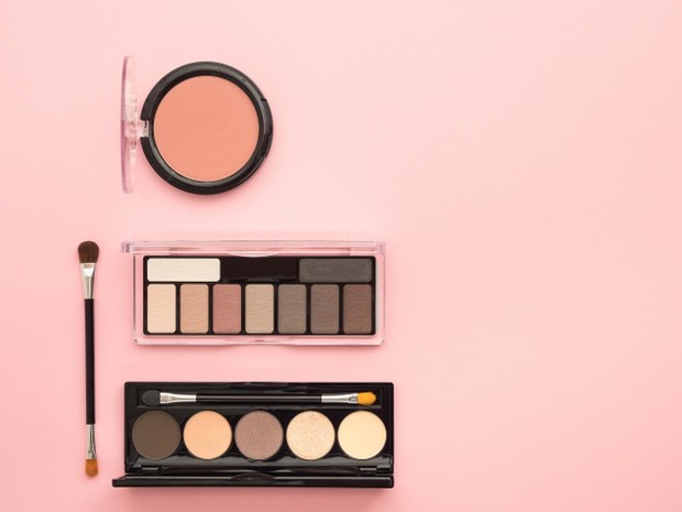 Wadah makeup palettes bisa didaur ulang setelah cermin dan magnet di dalamnya dilepas