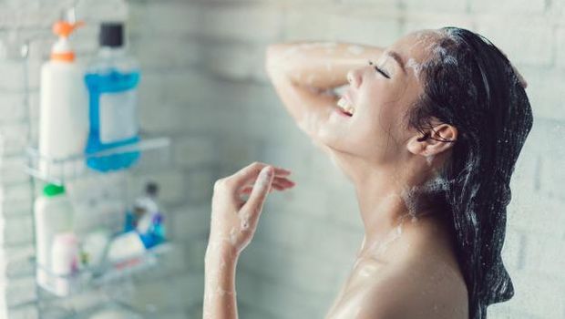 Lakukanlah proses mandi secara bersih menggunakan sabun anti bakteri agar hasilnya maksimal.