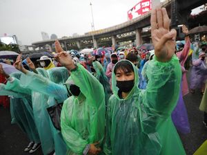 Bersatunya KPopers dan Aktivis Politik di Demonstrasi Thailand Bersatunya KPopers dan Aktivis Politik di Demonstrasi Thailand