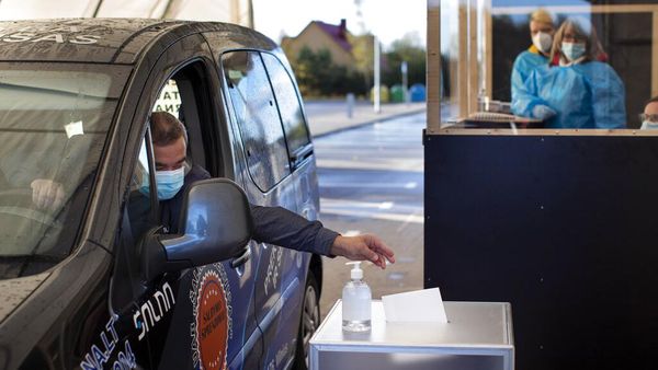 Melihat Layanan Pemungutan Suara Drive In di Lithuania