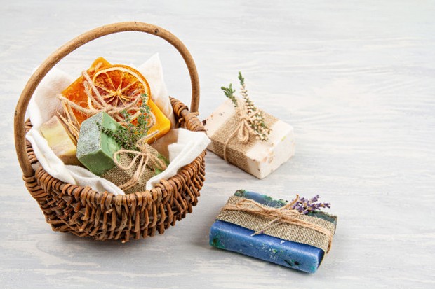 Membuat sabun hingga lilin sendiri dengan aroma dan harum sesuai dengan selera.