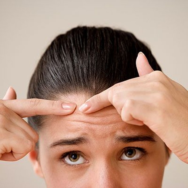 Memencet jerawat/id.pinterest.com Ilustrasi memencet jerawat