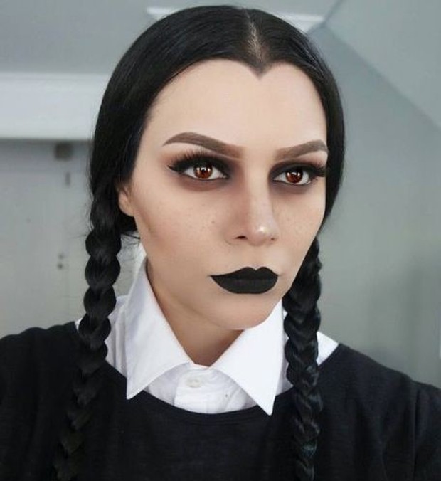 Morticia Addams/cosmopolitan.com karakternya adalah Morticia Addams, memiliki riasan yang simple tapi tetap memberikan kesan yang menakutkan.