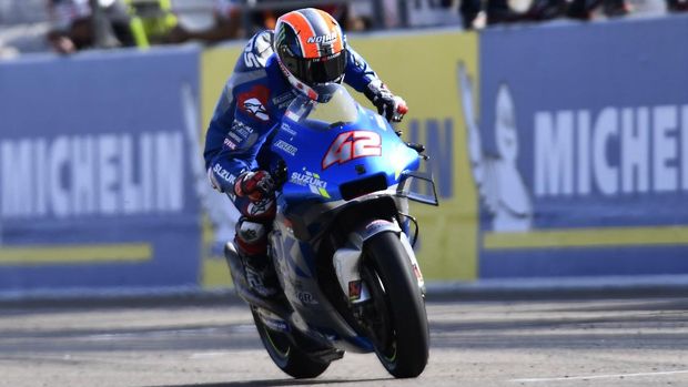 Suzuki rider Alex Rins, of Spain, celebrates as he crosse the finish line after winning the Aragon Motorcycle Grand Prix at the Motorland circuit in Alcaniz, Spain, Sunday, Oct. 18, 2020. (AP Photo/Jose Breton)