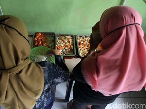 Aksi Bagi-bagi Nasi Bungkus untuk Buruh Terdampak COVID-19