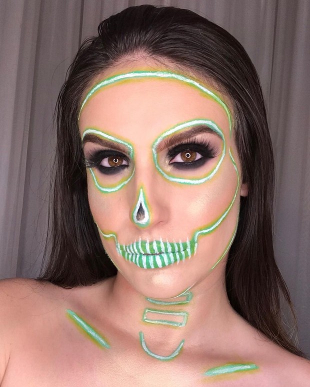 Neon Skull/instagram.com/lais.hansel Teman-teman kamu akan terkejut saat melihat kamu dengan tampilan makeup tengkorak neon cerah, dimana riasan ini hanya menggunakan dua produk.