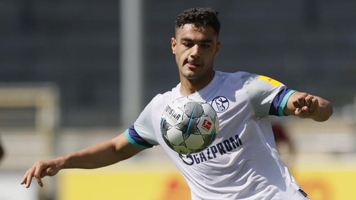 FREIBURG IM BREISGAU, GERMANY - JUNE 27: Schalkes Ozan Kabak in action during the Bundesliga match between Sport-Club Freiburg and FC Schalke 04 at Schwarzwald-Stadion on June 27, 2020 in Freiburg im Breisgau, Germany. (Photo by Ronald Wittek/Pool via Getty Images)
