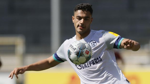 FREIBURG IM BREISGAU, GERMANY - JUNE 27: Schalke's Ozan Kabak in action during the Bundesliga match between Sport-Club Freiburg and FC Schalke 04 at Schwarzwald-Stadion on June 27, 2020 in Freiburg im Breisgau, Germany. (Photo by Ronald Wittek/Pool via Getty Images)