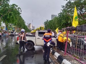 Gegara Pengemudi Hilang Konsentrasi, Mobil Ini Nangkring di Pembatas Jalan