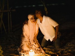 Nagita Slavina Jadi Sorotan Usai Salat di Atas Pasir