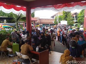 Daftar BPUM, Ratusan Warga Datangi Kantor Diskopdagperin Kuningan