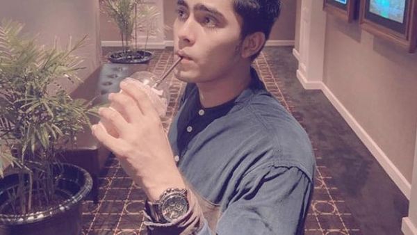 Renald Ramadhan Saat Asyik Ngopi dan Ngemil di Lokasi Syuting