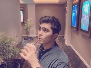 Renald Ramadhan Saat Asyik Ngopi dan Ngemil di Lokasi Syuting Renald Ramadhan Saat Asyik Ngopi dan Ngemil di Lokasi Syuting