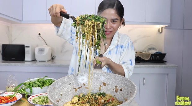 Resep Indomie Pedas Kangkung Balacan/Foto : youtube.com/farida nurhan Resep Indomie Pedas Kangkung Balacan