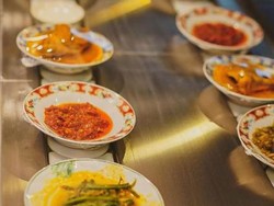 Unik! Resto Padang Ini Sajikan Makanan di Conveyor Belt Mirip Sushi