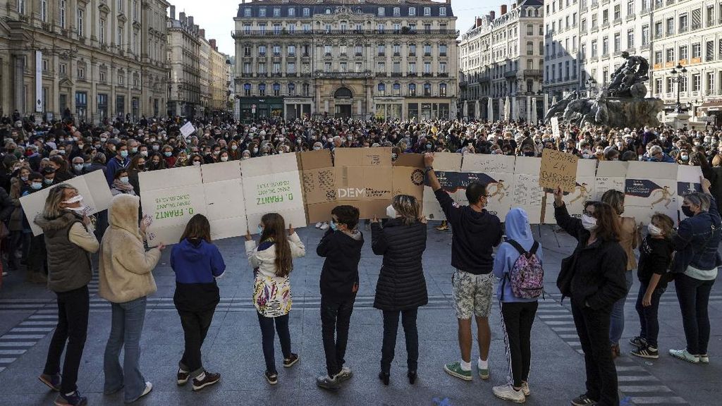 Ribuan Orang Kumpul di Paris Protes Pemenggalan Guru Ribuan Orang Kumpul di Paris Protes Pemenggalan Guru