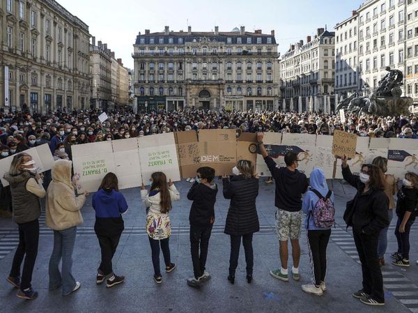 Ribuan Orang Kumpul di Paris Protes Pemenggalan Guru