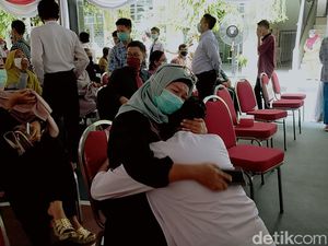 Disuruh Risma Sungkem ke Ortu, Pelajar yang Ikut Demo Omnibus Law Nangis