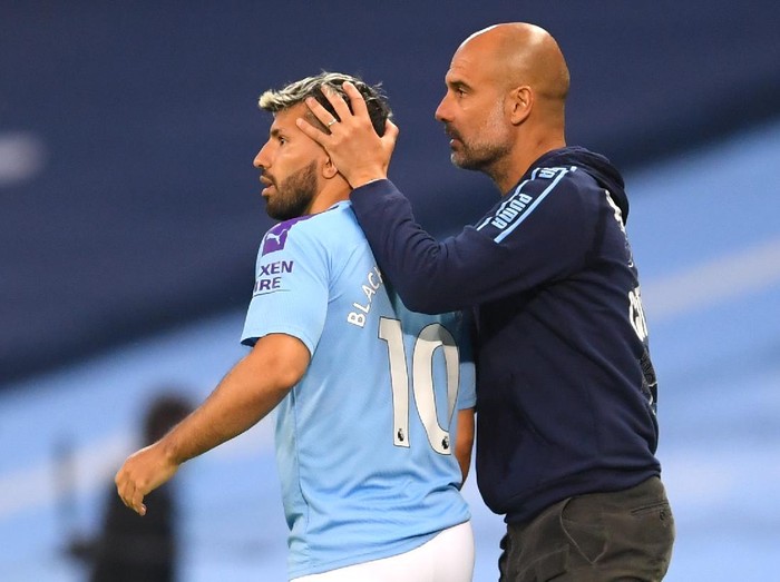 MANCHESTER, ENGLAND - JUNE 17: Pep Guardiola, Manager of Manchester City speaks to Sergio Aguero of Manchester City before he is subbed on during the Premier League match between Manchester City and Arsenal FC at Etihad Stadium on June 17, 2020 in Manchester, United Kingdom. (Photo by Laurence Griffiths/Getty Images)