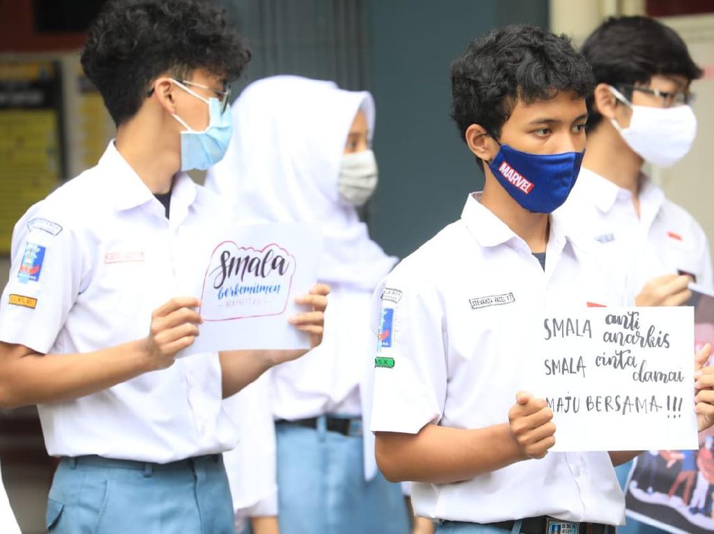 Anak SMA di Semarang Gelar Aksi Cinta Damai & Tolak Demo Anarkis Anak SMA di Semarang Gelar Aksi Cinta Damai & Tolak Demo Anarkis