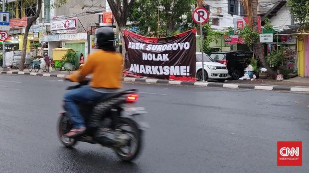 Sejumlah spanduk bernada penolakan aksi anarkistis, mulai bermunculan di sejumlah sudut Kota Surabaya. Hal itu menyusul Aksi Tolak Omnibus Law Cipta Kerja di Surabaya, 8 Oktober lalu, yang berlangsung ricuh. (CNNIndonesia/Farid).
