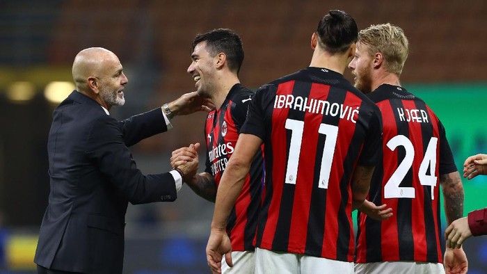MILAN, ITALY - OCTOBER 17:  AC Milan coach Stefano Pioli embraces Alessio Romagnoli at the end of the Serie A match between FC Internazionale and AC Milan at Stadio Giuseppe Meazza on October 17, 2020 in Milan, Italy.  (Photo by Marco Luzzani/Getty Images)