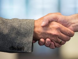 Benarkah Salaman Menggugurkan Dosa dalam Islam?