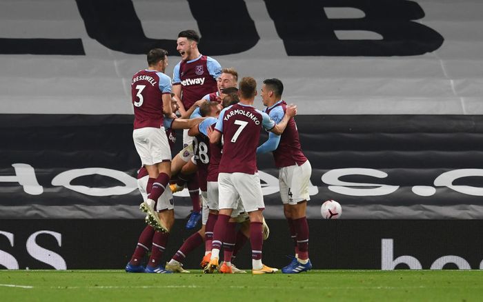 Tottenham Hotspur LONDON, ENGLAND - OCTOBER 18: Manuel Lanzini of West Ham United celebrates with teammates after scoring his teams third goal during the Premier League match between Tottenham Hotspur and West Ham United at Tottenham Hotspur Stadium on October 18, 2020 in London, England. Sporting stadiums around the UK remain under strict restrictions due to the Coronavirus Pandemic as Government social distancing laws prohibit fans inside venues resulting in games being played behind closed doors.( Photo by Neil Hall - Pool/Getty Images)