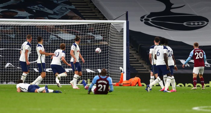 LONDON, ENGLAND - OCTOBER 18: Tottenham Hotspur players look on as they concede a third goal from Manuel Lanzini of West Ham United (not pictured) during the Premier League match between Tottenham Hotspur and West Ham United at Tottenham Hotspur Stadium on October 18, 2020 in London, England. Sporting stadiums around the UK remain under strict restrictions due to the Coronavirus Pandemic as Government social distancing laws prohibit fans inside venues resulting in games being played behind closed doors. (Photo by Clive Rose/Getty Images)