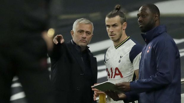 Tottenham's manager Jose Mourinho talks to Tottenham's Gareth Bale before he enters the pitch during the English Premier League soccer match between Tottenham Hotspur and West Ham United at the Tottenham Hotspur Stadium in London, England, Sunday, Oct. 18, 2020. (AP photo/Matt Dunham, Pool)