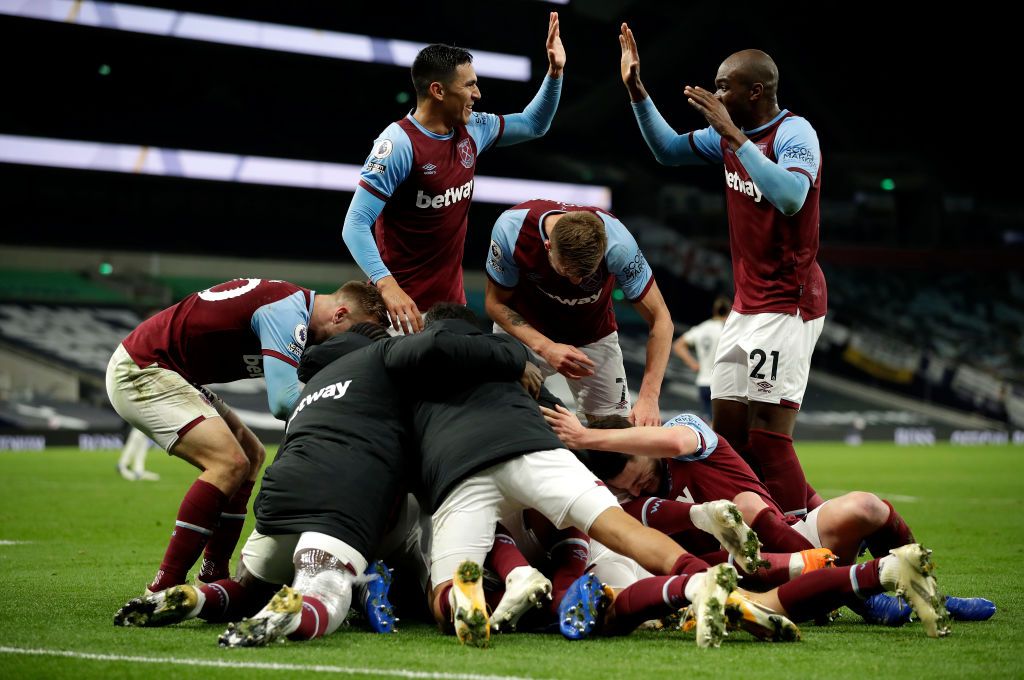 LONDON, ENGLAND - OCTOBER 18: Manuel Lanzini of West Ham United celebrates with his teammates after scoring his team's third goal during the Premier League match between Tottenham Hotspur and West Ham United at Tottenham Hotspur Stadium on 18 October 2020 in London, England.  Sports stadiums across the UK remain under strict restrictions due to the coronavirus pandemic, as the government's social distancing laws prohibit fans within venues, causing games to be played behind closed doors.  (Photo by Matt Dunham - Pool / Getty Images)