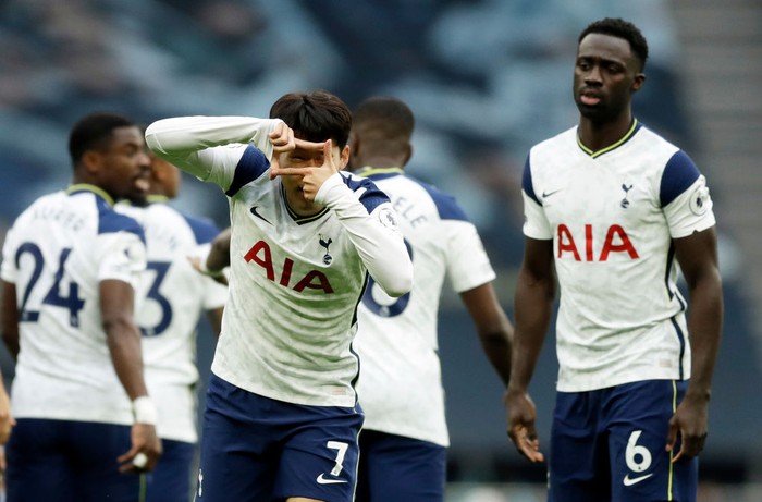 LONDON, ENGLAND - OCTOBER 18: Heung-Min Son of Tottenham Hotspur celebrates after scoring his team's first goal during the Premier League match between Tottenham Hotspur and West Ham United at Tottenham Hotspur Stadium on October 18, 2020 in London, England. Sporting stadiums around the UK remain under strict restrictions due to the Coronavirus Pandemic as Government social distancing laws prohibit fans inside venues resulting in games being played behind closed doors. (Photo by Matt Dunham - Pool/Getty Images)