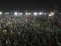 Tuntut PM Pakistan Mundur, Puluhan Ribu Orang Berdemo di Karachi