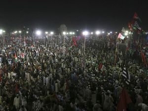 Tuntut PM Pakistan Mundur, Puluhan Ribu Orang Berdemo di Karachi Tuntut PM Pakistan Mundur, Puluhan Ribu Orang Berdemo di Karachi