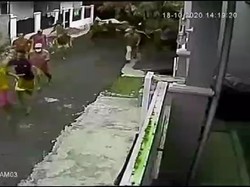 Video Penggerebekan Sabung Ayam di Jaktim, Pelaku Kocar-kacir