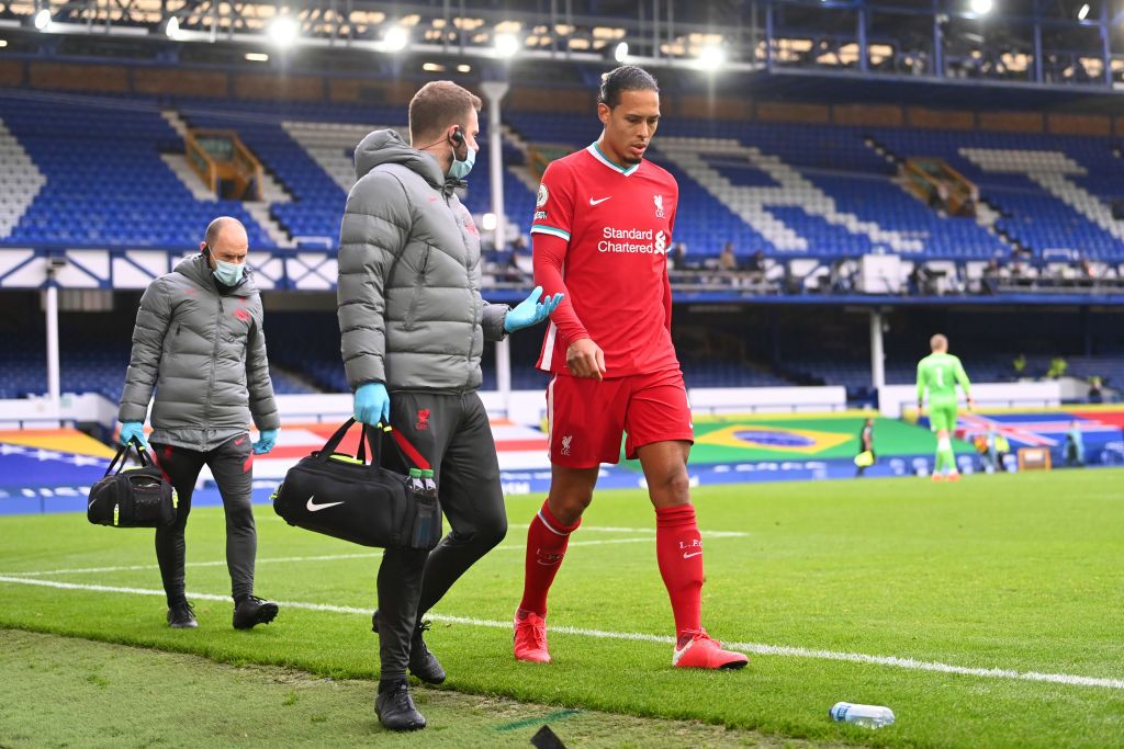 LIVERPOOL, ENGLAND - OCTOBER 17: Virgil van Dijk of Liverpool comes off due to an injury during the Premier League match between Everton and Liverpool at Goodison Park on October 17, 2020 in Liverpool, England. Sporting stadiums around the UK remain under strict restrictions due to the Coronavirus Pandemic as Government social distancing laws prohibit fans inside venues resulting in games being played behind closed doors. (Photo by Laurence Griffiths/Getty Images)