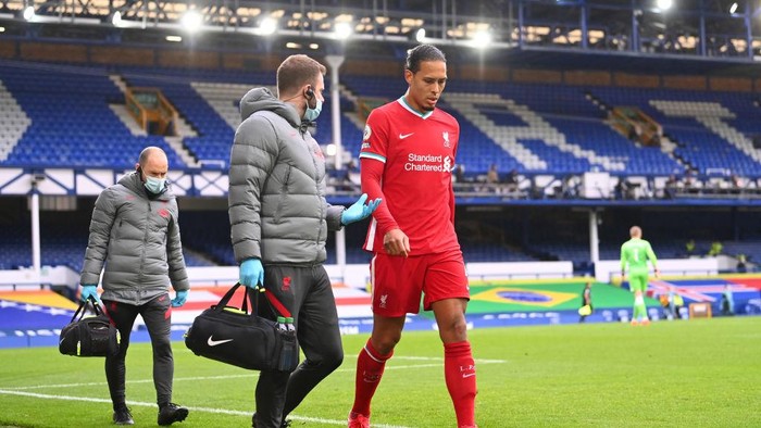 LIVERPOOL, ENGLAND - OCTOBER 17: Virgil van Dijk of Liverpool comes off due to an injury during the Premier League match between Everton and Liverpool at Goodison Park on October 17, 2020 in Liverpool, England. Sporting stadiums around the UK remain under strict restrictions due to the Coronavirus Pandemic as Government social distancing laws prohibit fans inside venues resulting in games being played behind closed doors. (Photo by Laurence Griffiths/Getty Images)