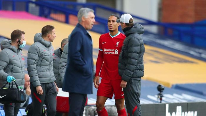 Virgil van Dijk LIVERPOOL, ENGLAND - OCTOBER 17: Virgil van Dijk of Liverpool speaks with Jurgen Klopp, Manager of Liverpool as he walks off the pitch after picking up an injury during the Premier League match between Everton and Liverpool at Goodison Park on October 17, 2020 in Liverpool, England. Sporting stadiums around the UK remain under strict restrictions due to the Coronavirus Pandemic as Government social distancing laws prohibit fans inside venues resulting in games being played behind closed doors. (Photo by Catherine Ivill/Getty Images)