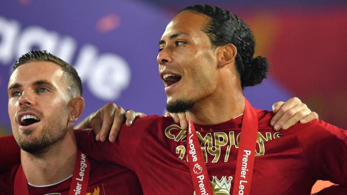 Virgil van Dijk-Jordan Henderson LIVERPOOL, ENGLAND - JULY 22: Jordan Henderson and Virgil van Dijk of Liverpool celebrate following the Premier League match between Liverpool FC and Chelsea FC at Anfield on July 22, 2020 in Liverpool, England. Football Stadiums around Europe remain empty due to the Coronavirus Pandemic as Government social distancing laws prohibit fans inside venues resulting in all fixtures being played behind closed doors. (Photo by Paul Ellis/Pool via Getty Images)