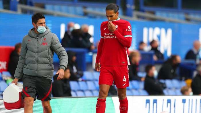 LIVERPOOL, ENGLAND - OCTOBER 17: Virgil van Dijk of Liverpool reacts as he walks off the pitch after picking up an injury during the Premier League match between Everton and Liverpool at Goodison Park on October 17, 2020 in Liverpool, England. Sporting stadiums around the UK remain under strict restrictions due to the Coronavirus Pandemic as Government social distancing laws prohibit fans inside venues resulting in games being played behind closed doors. (Photo by Catherine Ivill/Getty Images)