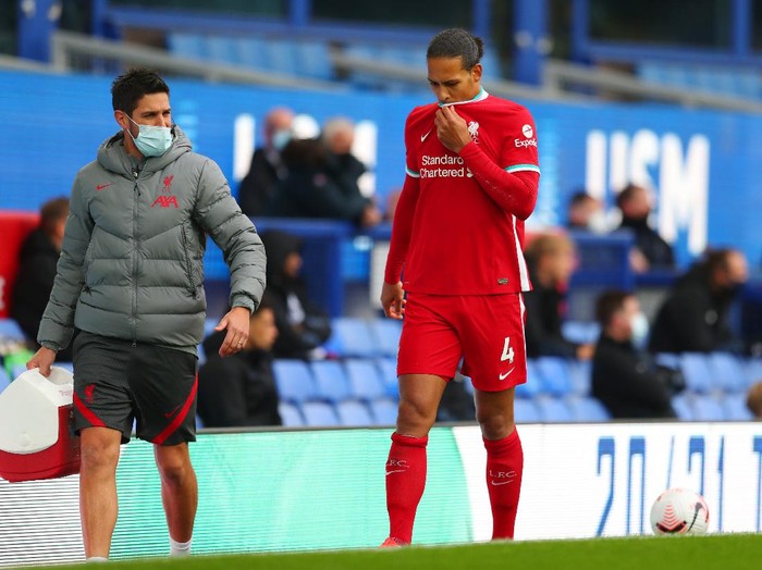 LIVERPOOL, ENGLAND - OCTOBER 17: Virgil van Dijk of Liverpool reacts as he walks off the pitch after picking up an injury during the Premier League match between Everton and Liverpool at Goodison Park on October 17, 2020 in Liverpool, England. Sporting stadiums around the UK remain under strict restrictions due to the Coronavirus Pandemic as Government social distancing laws prohibit fans inside venues resulting in games being played behind closed doors. (Photo by Catherine Ivill/Getty Images)