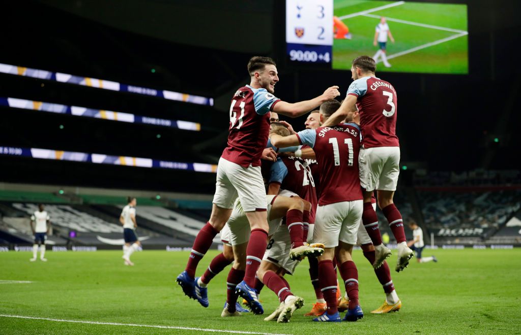 LONDON, ENGLAND - OCTOBER 18: Manuel Lanzini of West Ham United celebrates with teammates after scoring his team's third goal during the Premier League match between Tottenham Hotspur and West Ham United at Tottenham Hotspur Stadium on October 18, 2020 in London, England. Sporting stadiums around the UK remain under strict restrictions due to the Coronavirus Pandemic as Government social distancing laws prohibit fans inside venues resulting in games being played behind closed doors. (Photo by Matt Dunham - Pool/Getty Images)