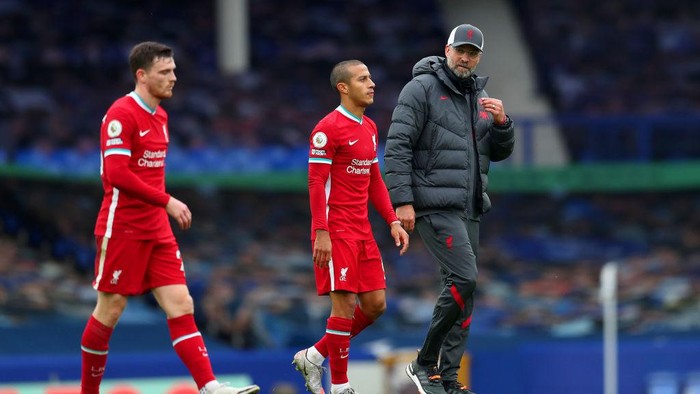 LIVERPOOL, ENGLAND - OCTOBER 17: Jurgen Klopp, Manager of Liverpool talks to Thiago Alcantara of Liverpool following the Premier League match between Everton and Liverpool at Goodison Park on October 17, 2020 in Liverpool, England. Sporting stadiums around the UK remain under strict restrictions due to the Coronavirus Pandemic as Government social distancing laws prohibit fans inside venues resulting in games being played behind closed doors. (Photo by Catherine Ivill/Getty Images)